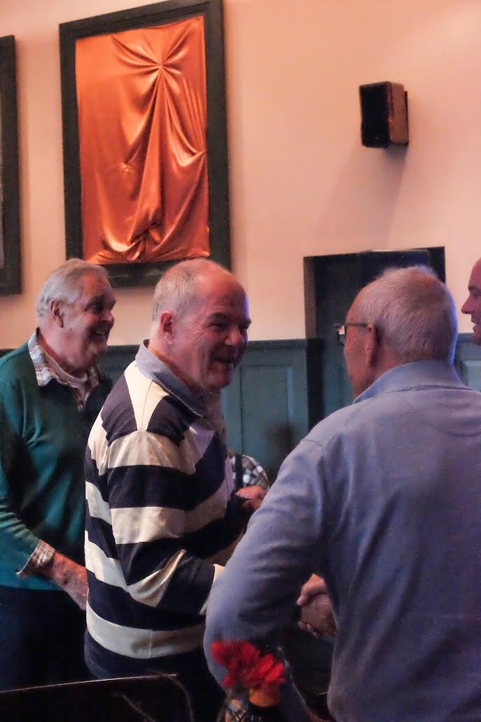 Voorzitter Kees Wassenaar feliciteert molenaar Leo Middelkoop met zijn jubileum. Foto: B. Duysters